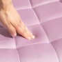 Detailaufnahme: Hand berührt die weiche, gesteppte Sitzfläche des lila Svita Micky Kinderstuhls.