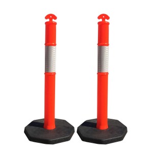 Zwei orangefarbene UvV FLEX Absperrpfosten mit Reflexstreifen und schwarzer Fußplatte.