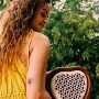 Frau hält Elho Bienenhotel Organic in Braun-Weiß. Insektenhotel für Garten oder Balkon.