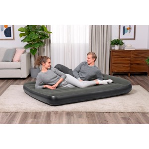 Doppelluftbett (191x137x30 cm) von Bestway mit 2 Personen im Wohnzimmer.