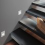 Paulmann LED-Wandeinbauleuchten EBL Edge, weiß matt, an einer Treppe montiert.