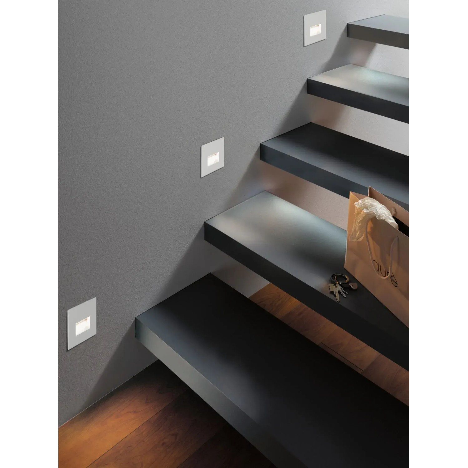 Paulmann LED-Wandeinbauleuchten EBL Edge, weiß matt, an einer Treppe montiert.