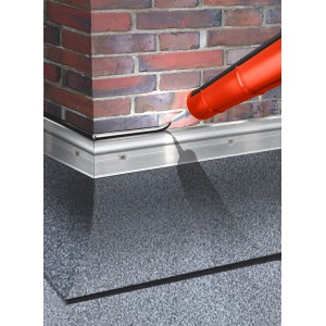 Anwendung von MEM Dach- und Fugendicht am Kaminanschluss. Bitumenflüssigprodukt in Aktion.