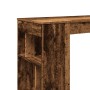 Brauner Bartisch mit Regal in Altholz-Optik. Detail der Holzwerkstoff-Oberfläche und Fächer.