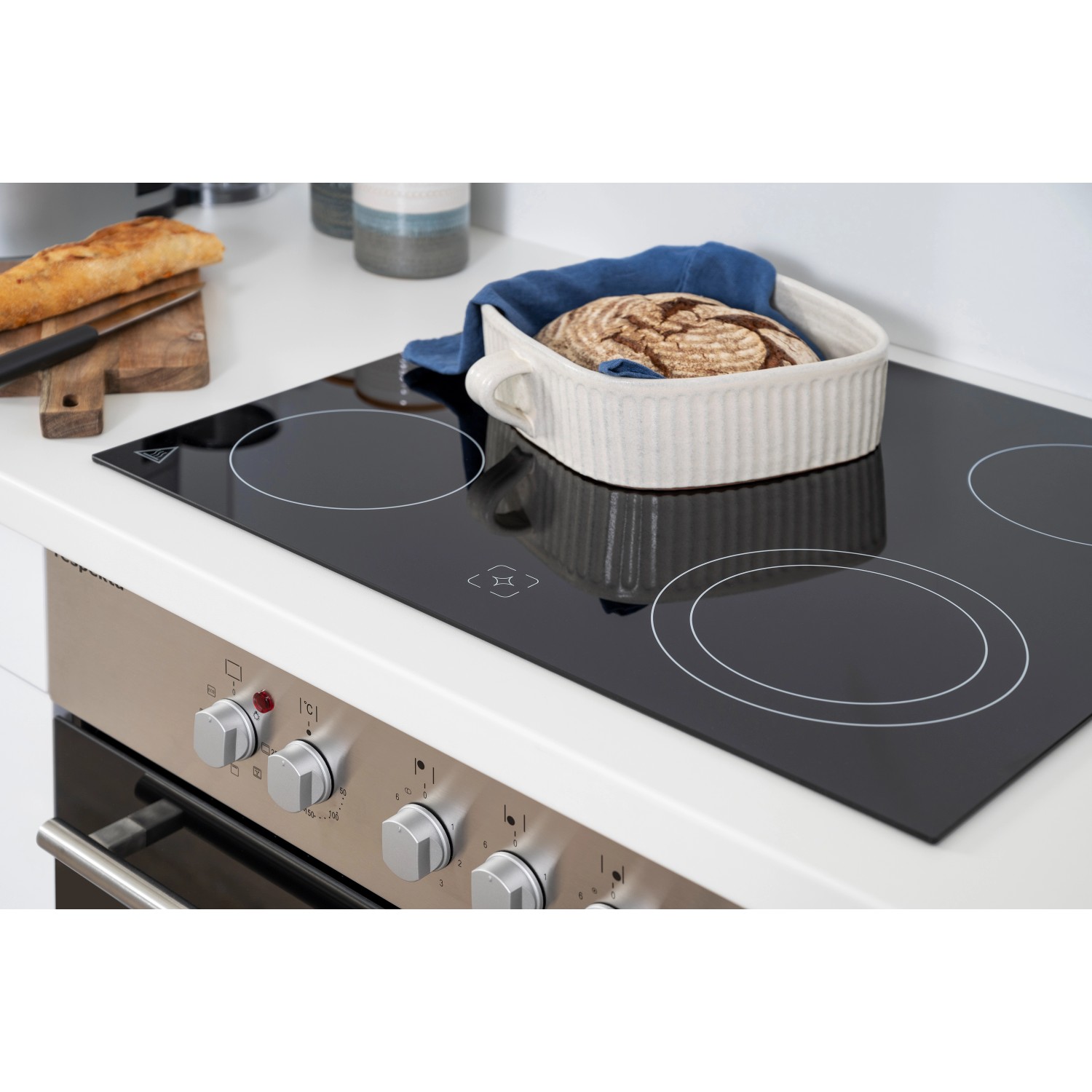 Respekta Küchenzeile: Glaskeramikkochfeld mit Brot und Backofen im modernen Küchendesign.