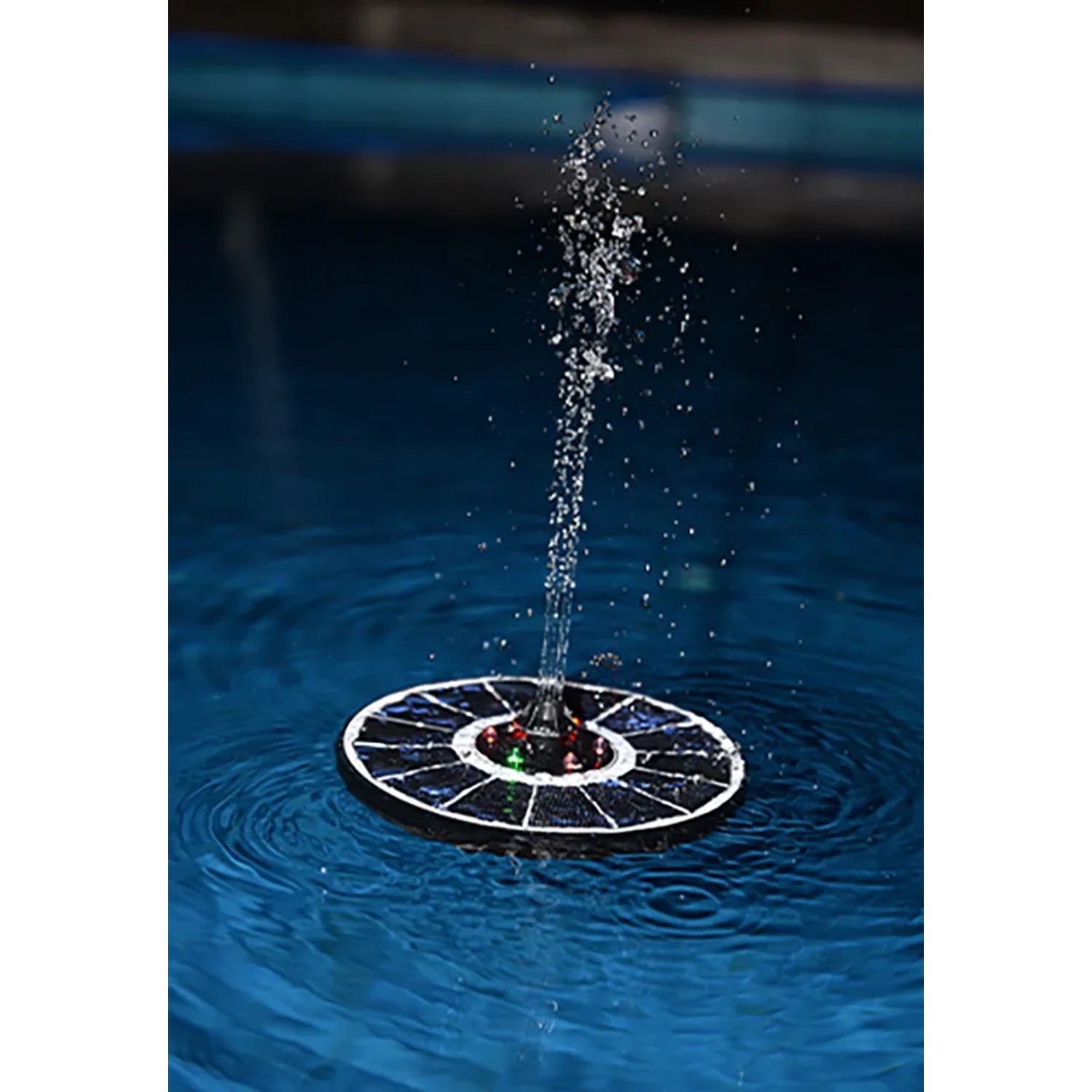 Heissner Solar-Teichpumpen-Set mit LED-Beleuchtung und Wasserspiel im Teich.