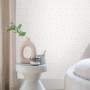 ESTAhome Vliestapete mit handgeschriebenen Blumennamen in Silber. Dekorative Tapete für stilvolle Wände.