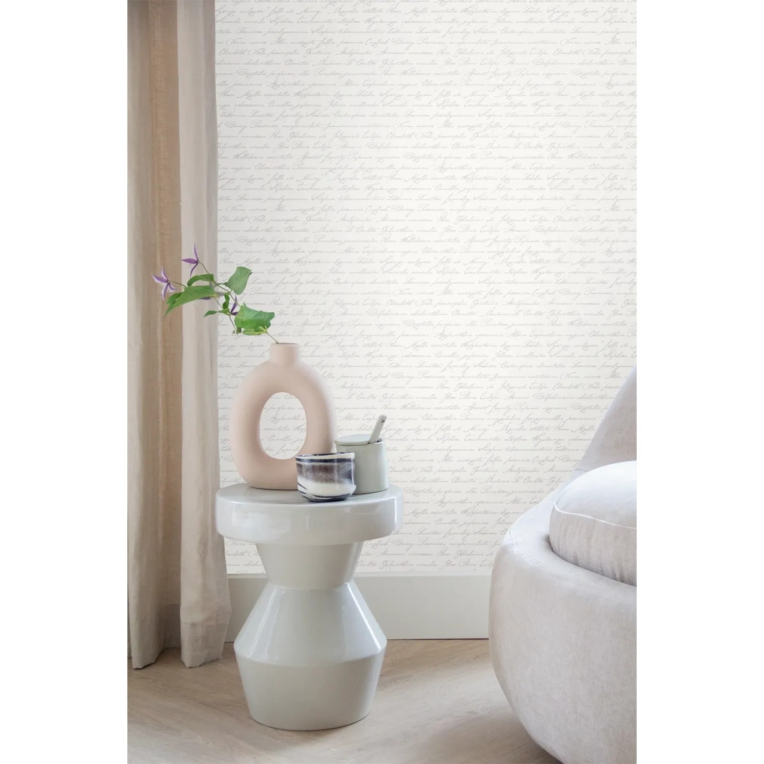 ESTAhome Vliestapete mit handgeschriebenen Blumennamen in Silber. Dekorative Tapete für stilvolle Wände.