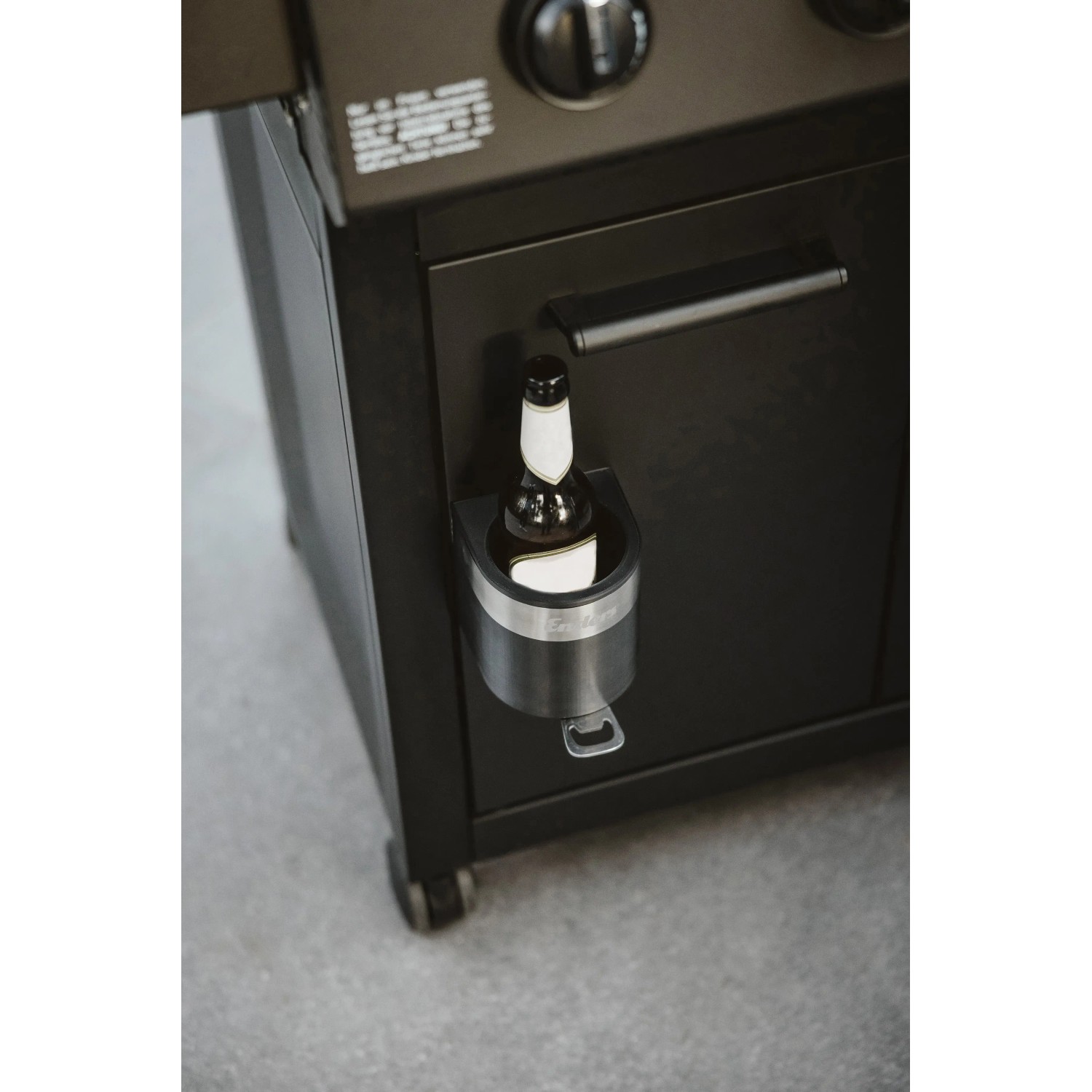 Enders Flaschenhalter Grill Mags am Grill mit Flasche. Magnetischer Halter mit Öffner für Grillutensilien.