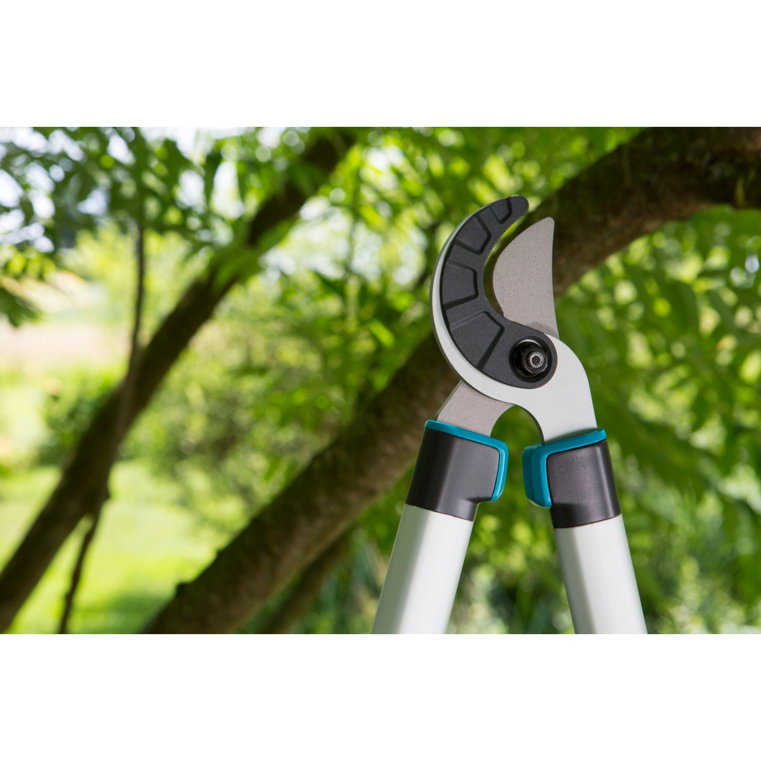 Gardena EasyCut 680 A Astschere mit Amboss-Schneideprinzip für Äste bis 40 mm Durchmesser.
