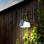Anthrazitfarbene Lutec Solar-LED-Wandleuchte Moon für den Außenbereich, montiert an einer Holzwand.