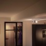 Weiße Philips Hue Centris LED-Deckenleuchte mit 3 Spots in Szene gesetzt.