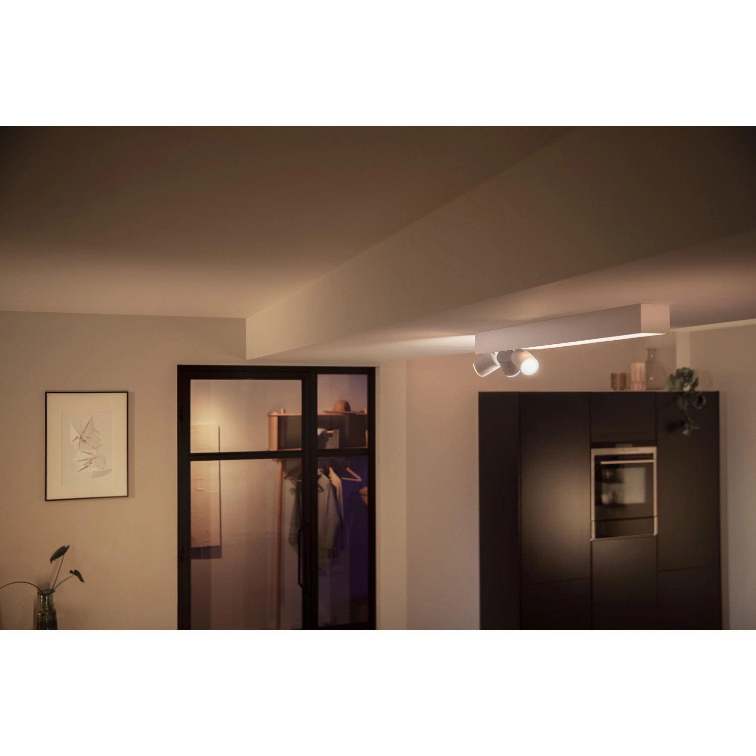 Weiße Philips Hue Centris LED-Deckenleuchte mit 3 Spots in Szene gesetzt.