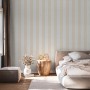 Beige Vliestapete mit Streifenmuster im Schlafzimmer. Marburg Shades Iconic 2, moderne Wandgestaltung.