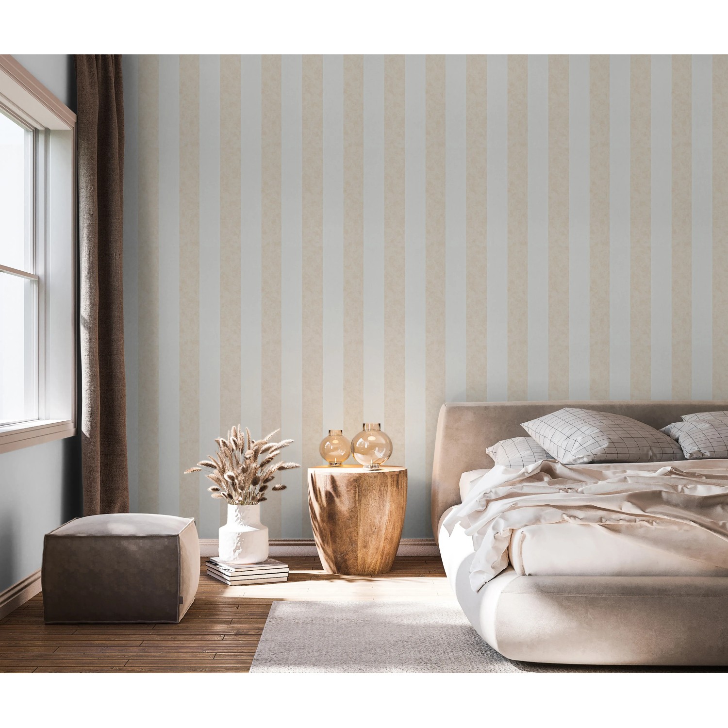 Beige Vliestapete mit Streifenmuster im Schlafzimmer. Marburg Shades Iconic 2, moderne Wandgestaltung.