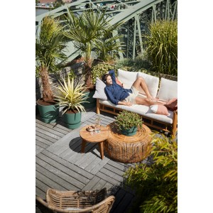 Weißer, runder Elho Greenville Pflanztopf (Ø 40 cm) auf einer begrünten Dachterrasse.
