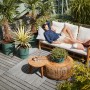 Weißer, runder Elho Greenville Pflanztopf (Ø 40 cm) auf einer begrünten Dachterrasse.