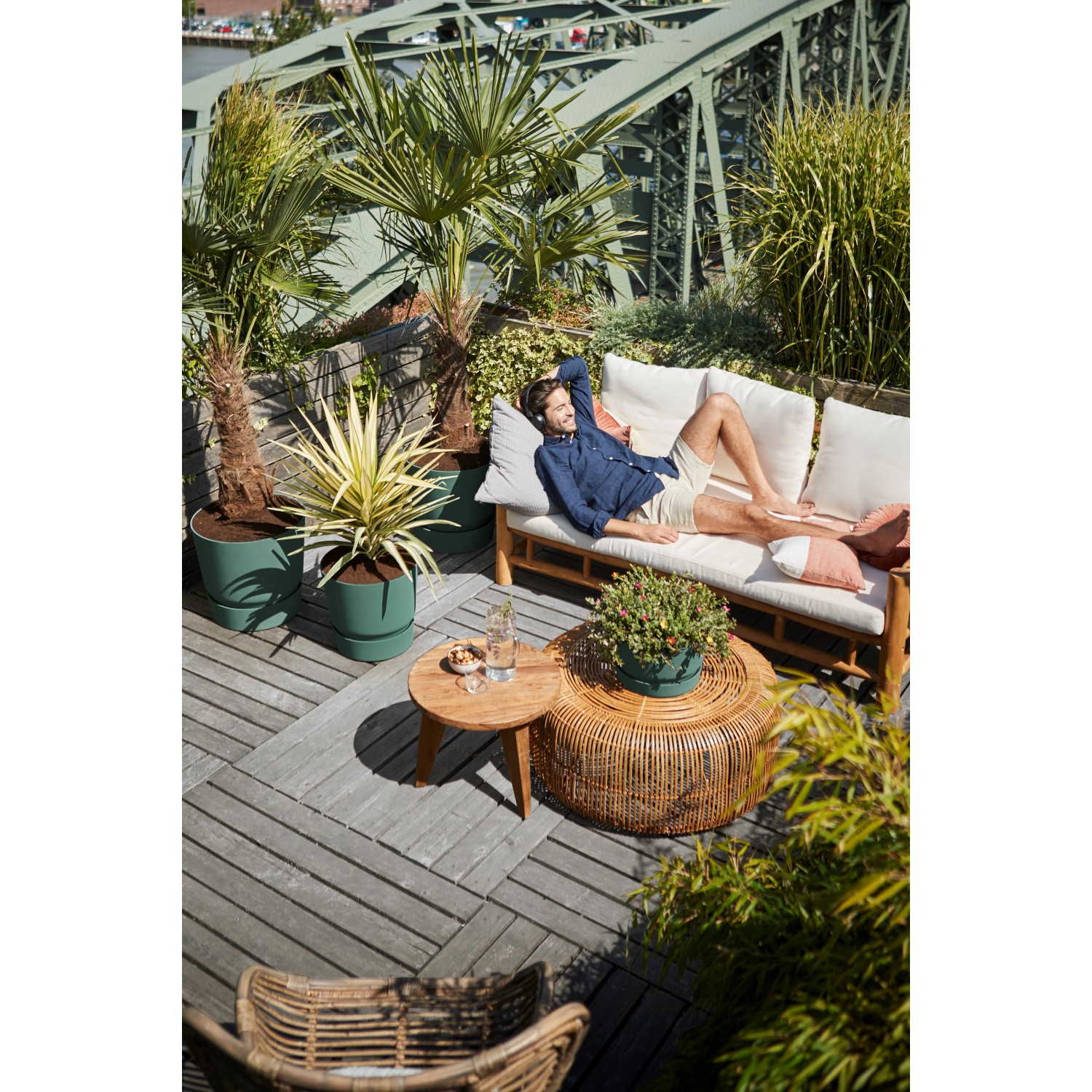 Weißer, runder Elho Greenville Pflanztopf (Ø 40 cm) auf einer begrünten Dachterrasse.