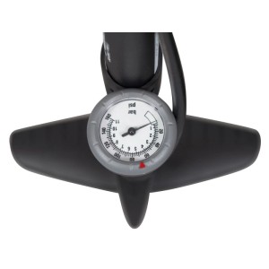 Force Standpumpe Horn, Kunststoff, 11 Bar, Detailaufnahme des Manometers.