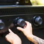 Detailaufnahme: Zündung des Char-Broil Gasgrill Essential 3 G mit Tru-Infrared Technology.