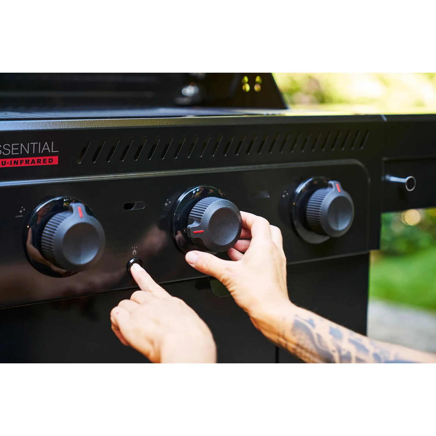 Detailaufnahme: Zündung des Char-Broil Gasgrill Essential 3 G mit Tru-Infrared Technology.