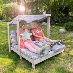 roba Outdoor Doppelliege für Kinder, grau, mit Sonnendach und Getränkehalter. Zwei Mädchen liegen darauf.