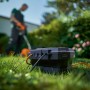 D-Line Wetterschutzbox, faltbar, mit 3 Steckdosen und Kabel im Garten.
