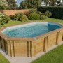 Holzpool Bahamas mit Leiter im Garten. Der Pool hat eine blaue Innenfolie und eine Holzverkleidung.