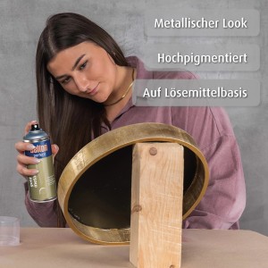 Frau sprüht belton Buntlack Perfect Gold Metal auf Deko-Objekt. Effektfarbe für edle Metallic-Optik.