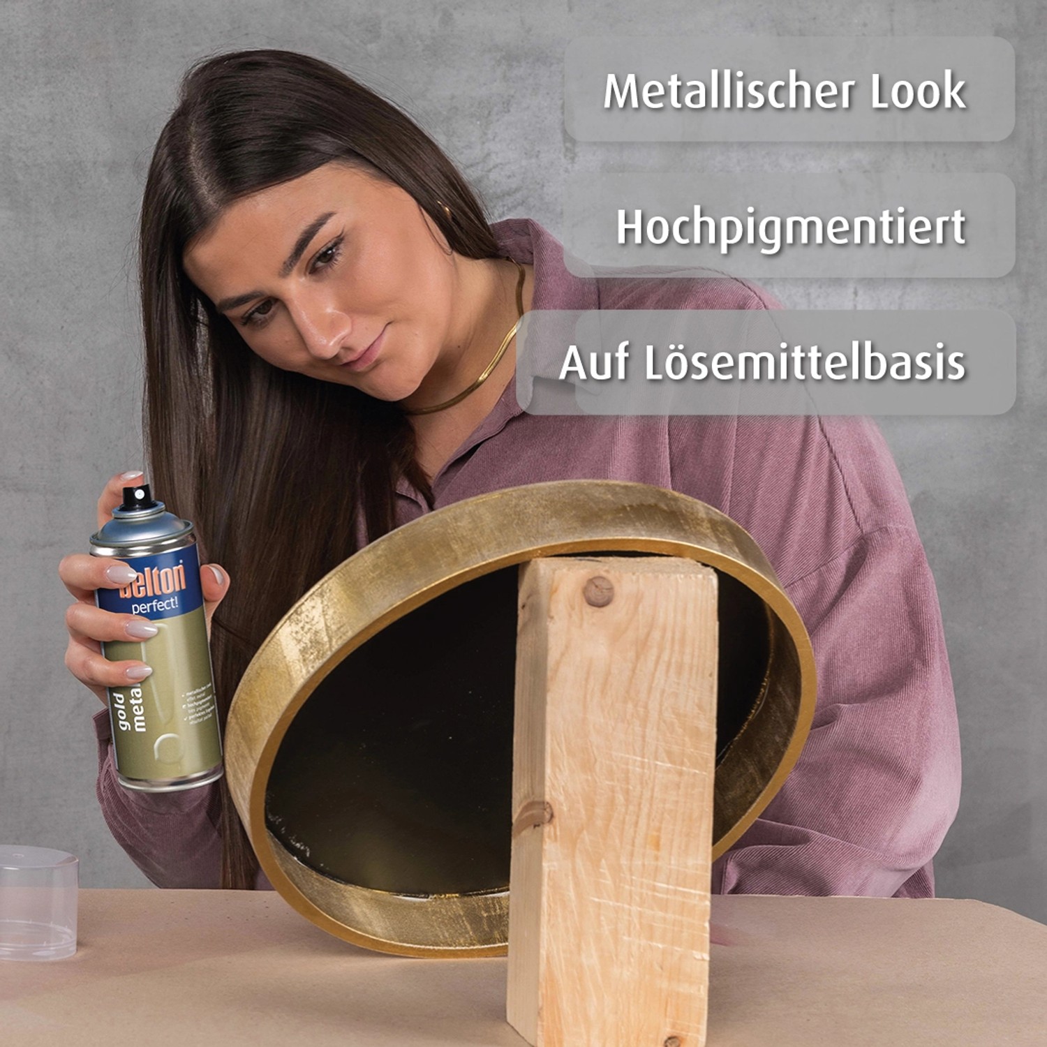 Frau sprüht belton Buntlack Perfect Gold Metal auf Deko-Objekt. Effektfarbe für edle Metallic-Optik.
