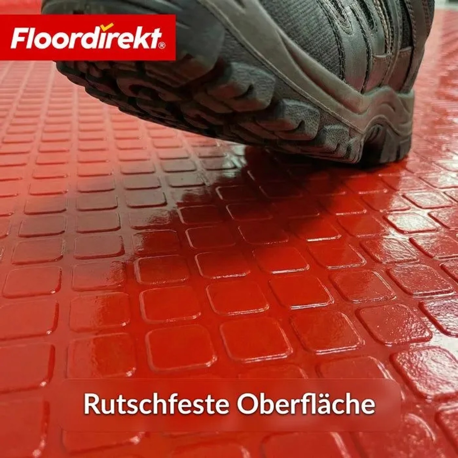 Roter PVC-Bodenbelag mit Quadra-Muster und rutschfester Oberfläche, Schuh im Bild.