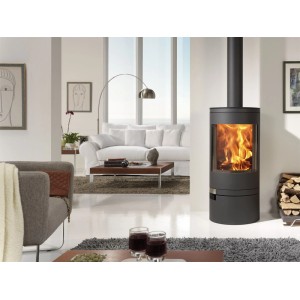 Panadero Ecodesign Kaminofen in Schwarz-Metallic mit brennendem Feuer im Wohnraum.