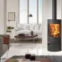 Panadero Ecodesign Kaminofen in Schwarz-Metallic mit brennendem Feuer im Wohnraum.