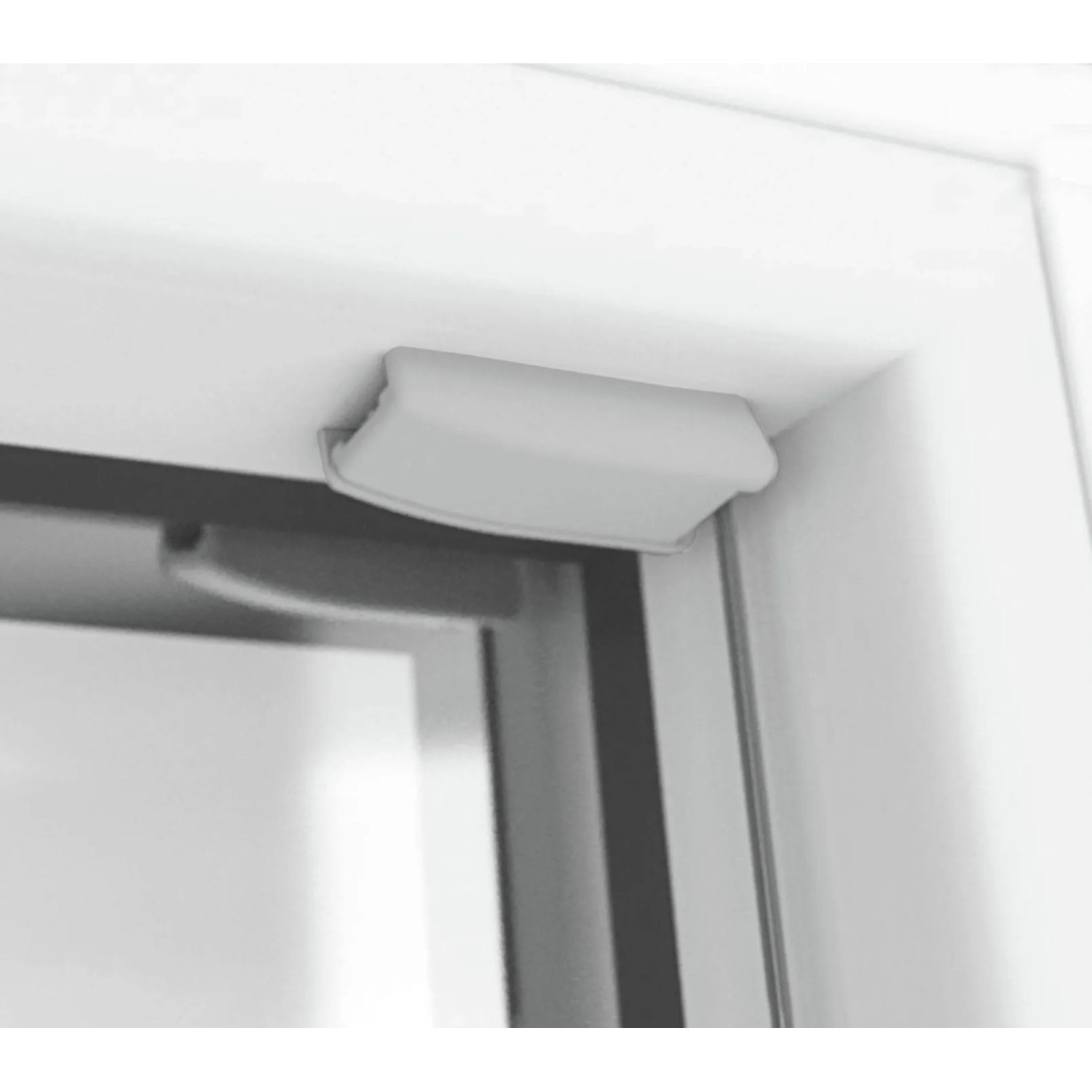 Detailaufnahme: Graues Schöner Wohnen Plissee Milla am Fensterrahmen.