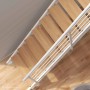 Intercon Raumspartreppe London: Stahlwangentreppe mit hellen Buchenholzstufen und weißem Metallgeländer für Innenbereiche.