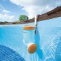 Flowclear Skimatic 2-in-1 Einhängeskimmer mit Filter im Poolwasser.