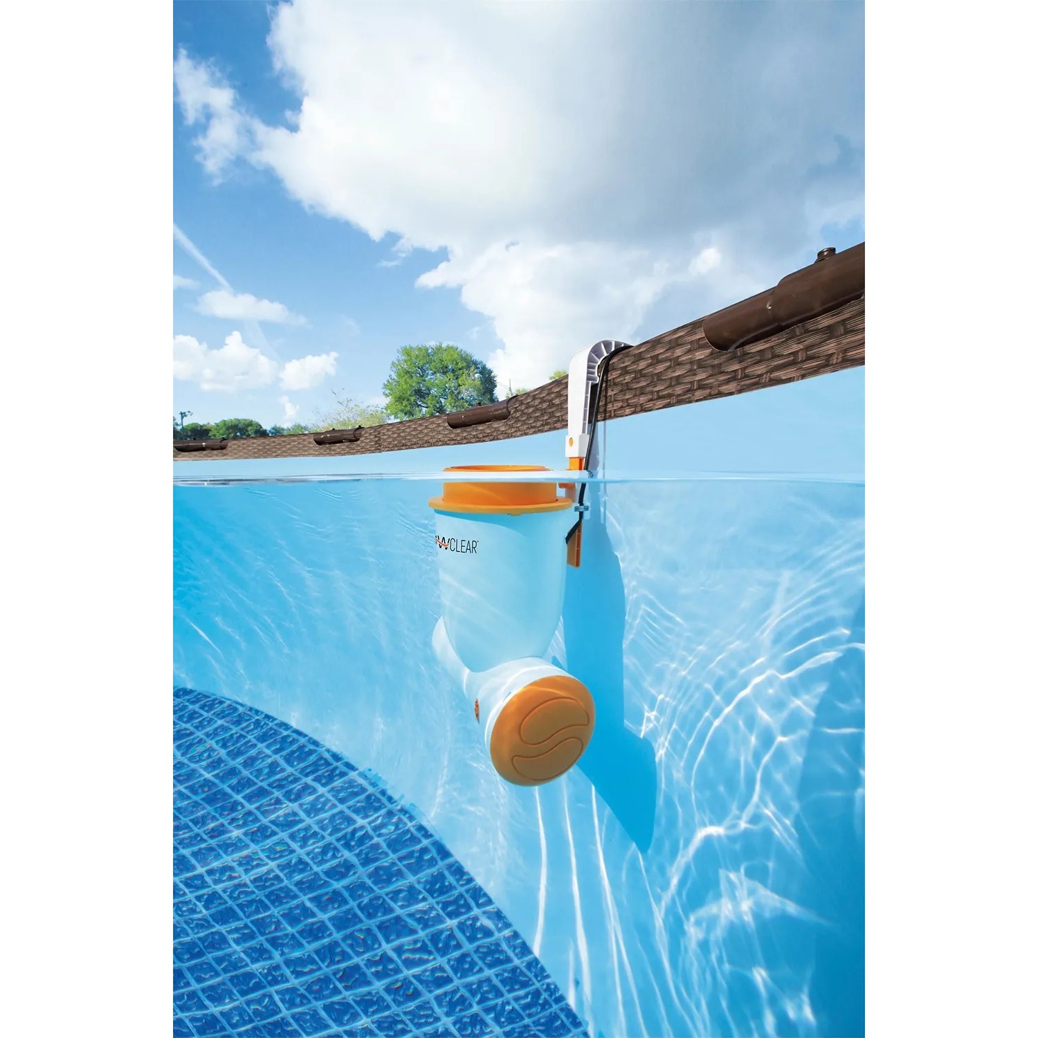 Flowclear Skimatic 2-in-1 Einhängeskimmer mit Filter im Poolwasser.