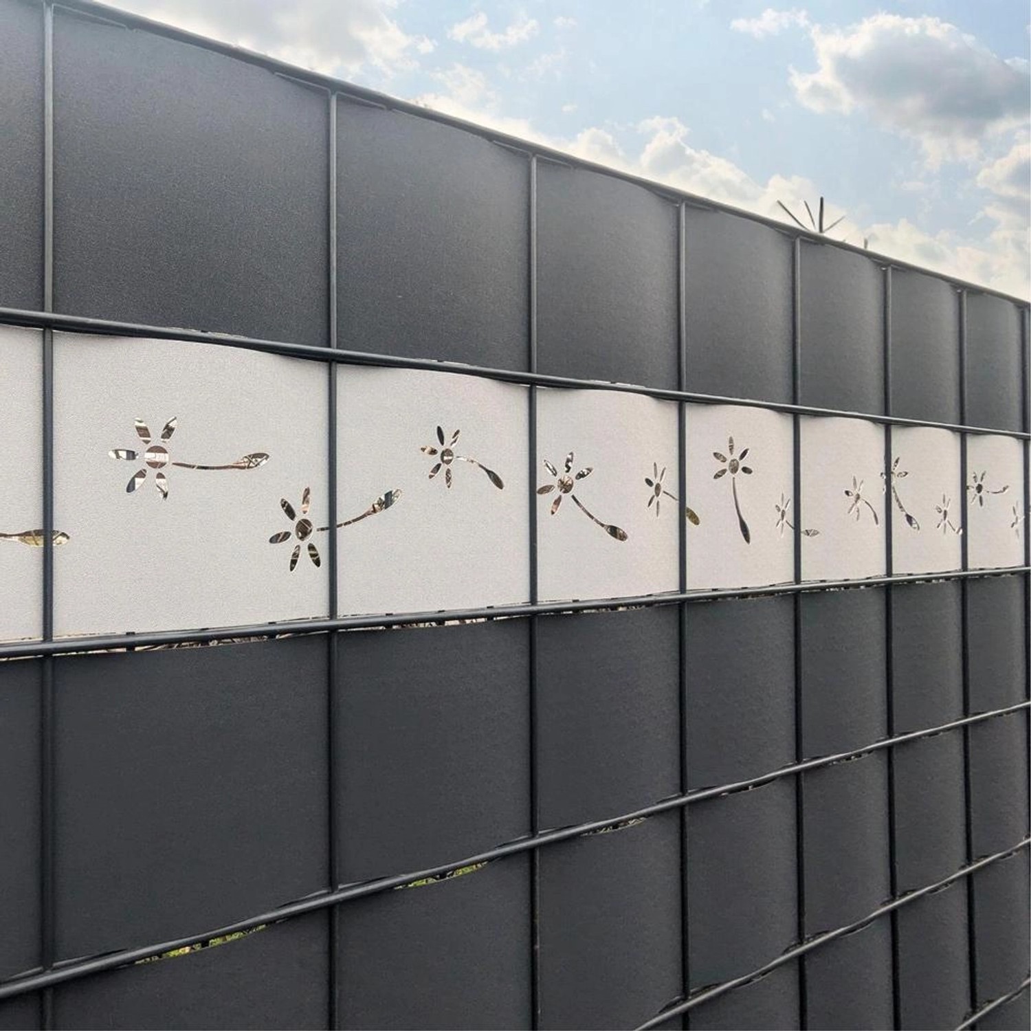 Zaunblende Bordeauxrot mit Pusteblumen-Lasermuster für Doppelstabmattenzaun.