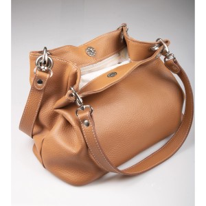 Braune Handtasche mit Magnetverschluss, ideal für Accessoires und Kleidung.
