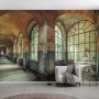 Komar Vliesfototapete Casa della Follia, 400x260 cm, zeigt einen langen Gang mit großen Fenstern.