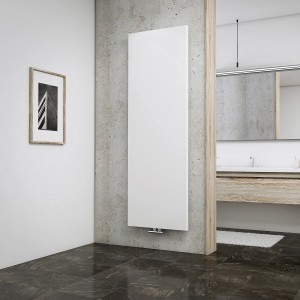 Weißer Schulte Design-Heizkörper New York (180,6x45,6 cm) an Wand im Badezimmer.