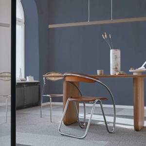 Tadessi Wall Select Wandfarbe Graugrün Matt an Wänden eines modernen Esszimmers mit Holztisch und Stühlen.