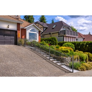 Anthrazitfarbenes Alu-Zaunfeld Chaussee (200x100 cm) als Treppengeländer vor Wohnhäusern.