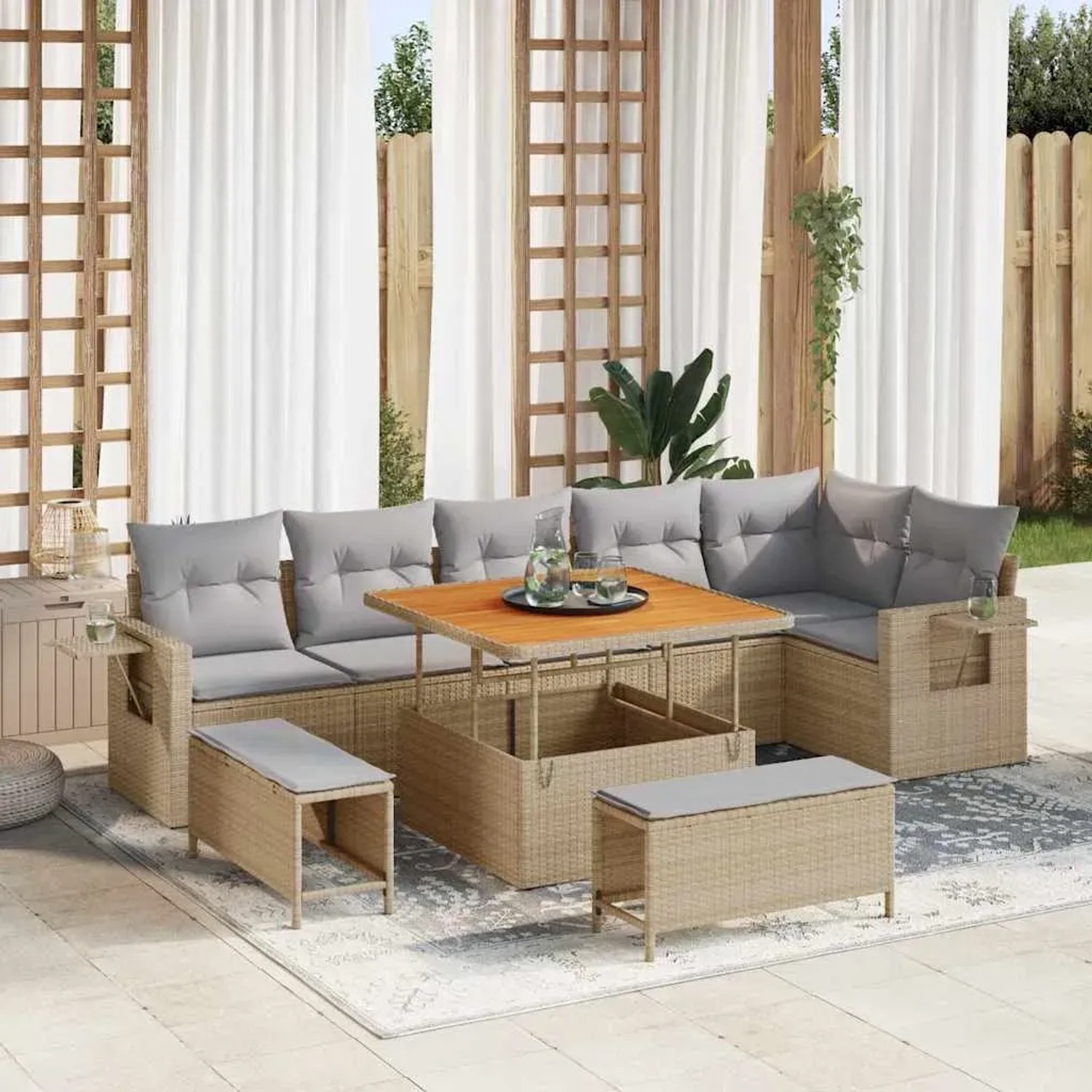 Beiges 9-teiliges Garten-Sofa-Set aus Rattan und Akazie mit Tisch und Kissen.