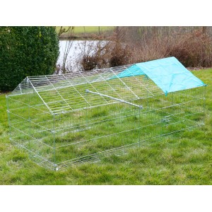 Kerbl Freilaufgehege mit Spitzdach, verzinkt, mit Sonnenschutz auf Rasen.