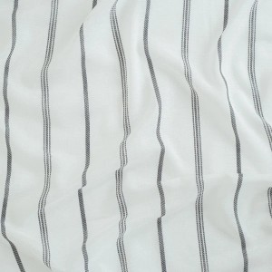 Transparenter, grauer Fenstervorhang mit Streifenmuster und verdeckten Schlaufen.