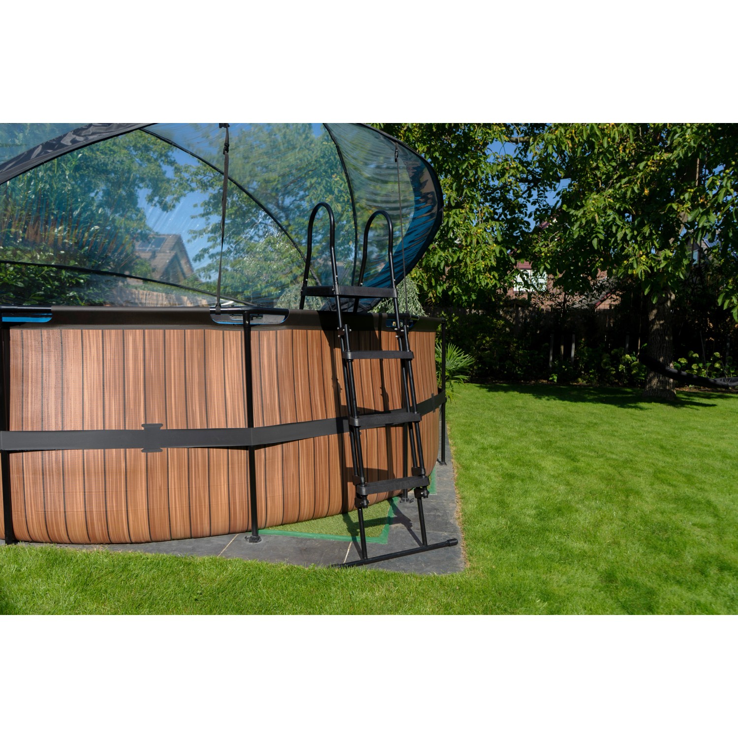 Schwarze EXIT Poolleiter für Pools (108-122 cm Rahmenhöhe) mit Handlauf und Anti-Rutsch-Sprossen.