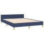 Blaues Stoff-Bettgestell 140x190 cm mit Kopfteil. Bett mit Holzlattenrost und Füßen.