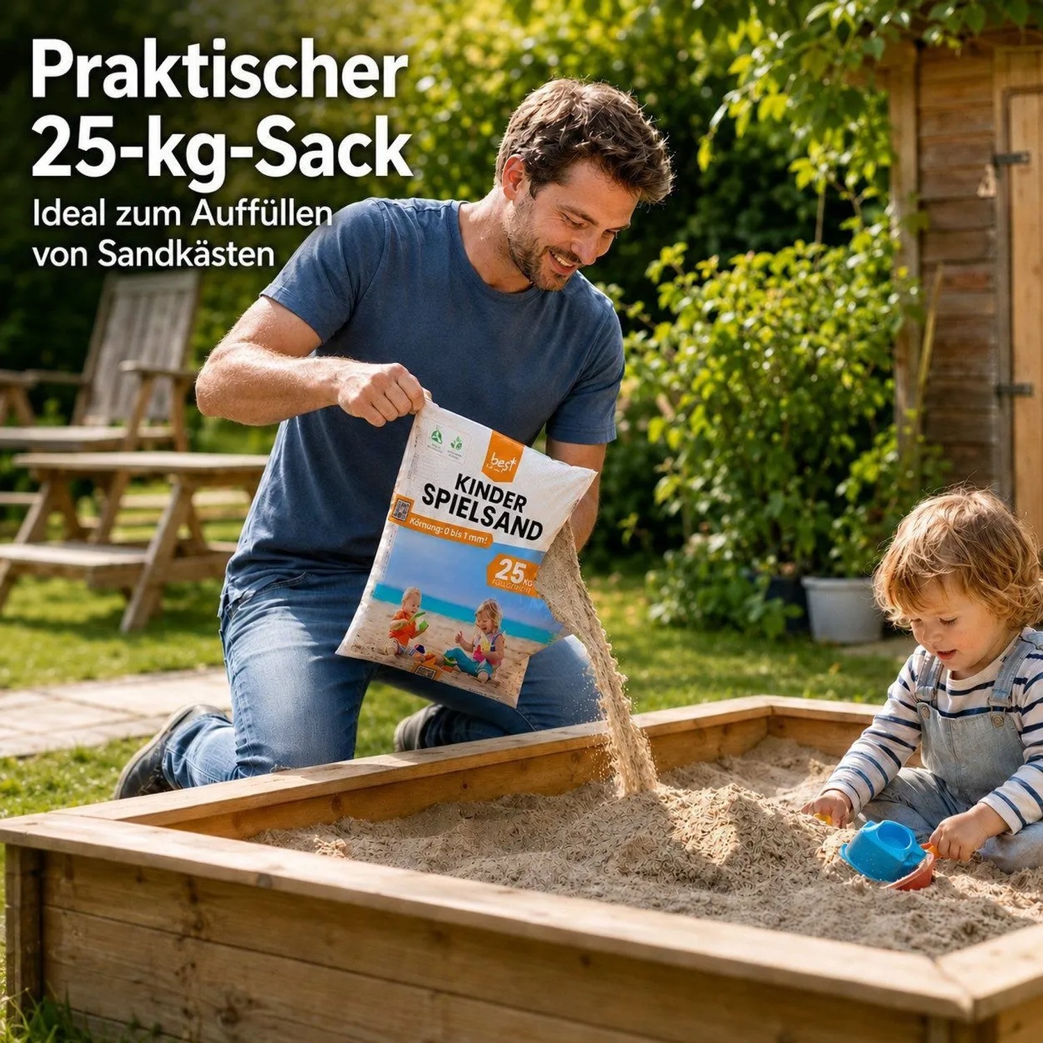 Mann füllt 25 kg best for kids Spielsand in Sandkasten, Kind spielt. Gewaschener Quarzsand für Spiel & Spaß im Garten.