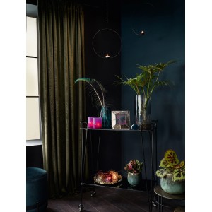 Transparente, blau gestreifte Glasvase Dark Wonder, 30 cm hoch, auf einem Servierwagen.